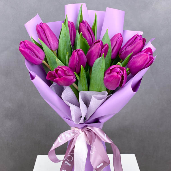 Черничные сладости - букет из тюльпанов фиолетового цвета